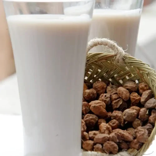 Fabricante de helados en Valencia con vasos de horchata natural y chufas