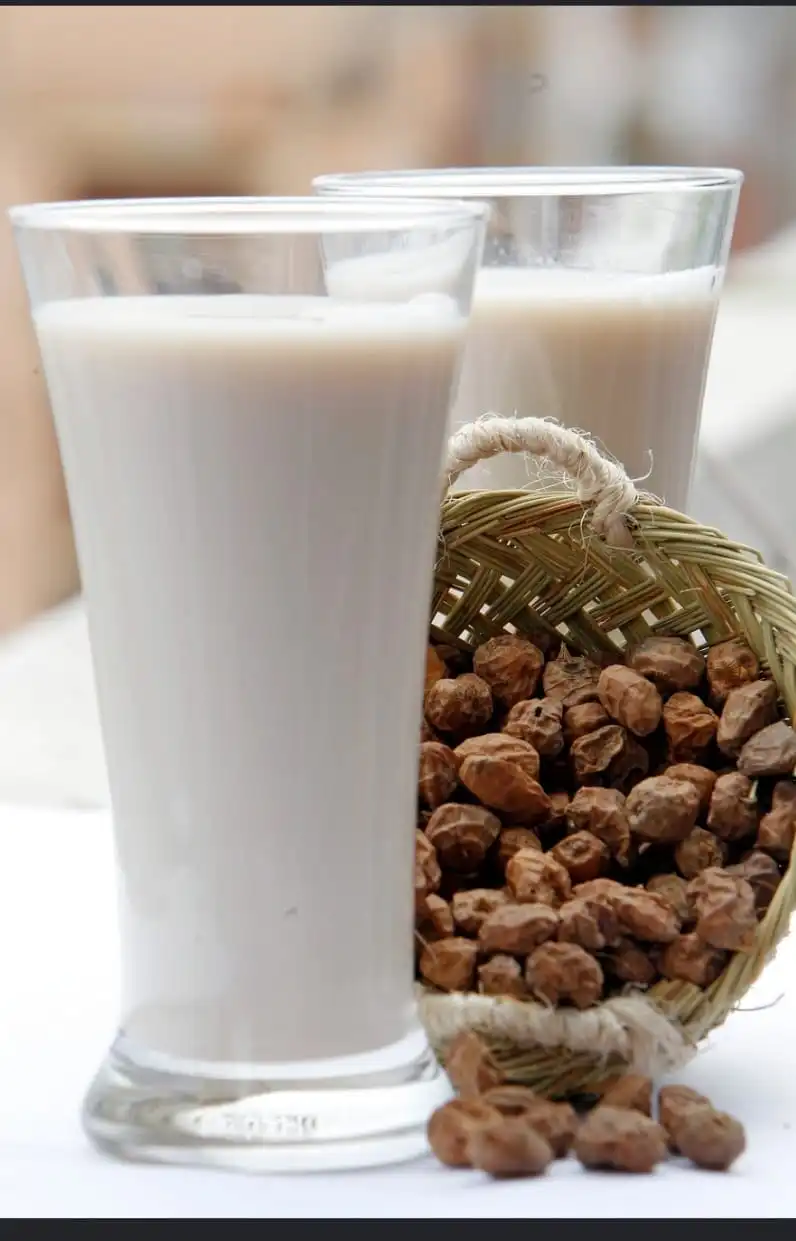 Fabricante de helados en Valencia con vasos de horchata natural y chufas